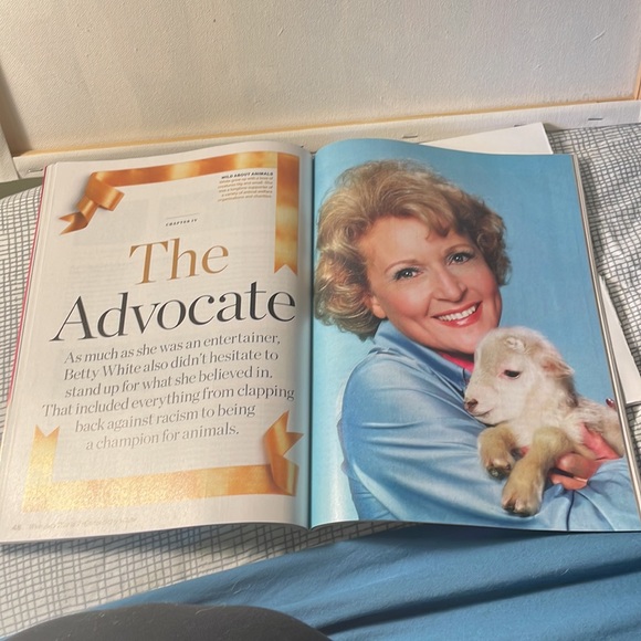 🎉5 for $10- Betty White profile magazine (2024) - Picture 3 of 4